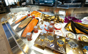 Luxuriös: Unverzichtbar für einen solchen Standort: An der Fischtheke kann der Kunde zwischen verschiedenen Sorten Kaviar wählen.