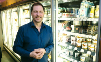 Chef-Einkäufer: Christian Härtelt ist gemeinsam mit zwei weiteren Einkäufern ständig auf der Suche nach neuen veganen Genüssen.