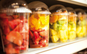 Obstbecher, Salate, Desserts: In der Küche im zweiten Stock werden täglich viele Convenience-Produkte frisch hergestellt.