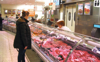 Kundenmagnet: Wegen der Fleisch- und Wurstspezialitäten nehmen viele Kunden eine längere Anfahrt in Kauf.