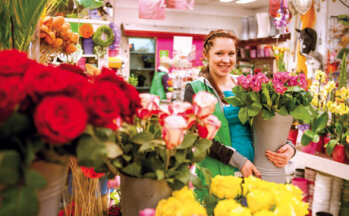 In Eigenregie: Fünf Floristinnen kaufen im Blumenladen eigenständig Ware ein.