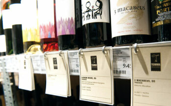 Zum Mitnehmen: Informationen zu Rebsorten, Geschmack und Verwendung der bei Temma angebotenen Weine finden Kunden am Regal.