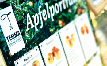 Informativ: Über zahlreiche Schilder und Aufsteller erfährt der Kunde beim Einkauf mehr über Obst- und Gemüsesorten.