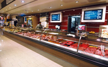 An die Fleisch-Bedienungstheke schließt sich der Service für Wurst und Käse an. An den Theken wird täglich bis 20 Uhr bedient.