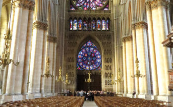Sehenswert: Blick in die Kathedrale, speziell auf die Rosetten am Eingang.