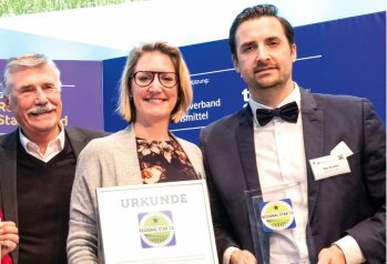 Den Titel Regional- Star 2024 in der Kategorie Marketing verlieh das Experten- Gremium in diesem Jahr an Rewe Stenten mit der Kampagne „Aachen Liebe“. Im Foto (v. l.): Josef, Sandra und Max Stenten.
