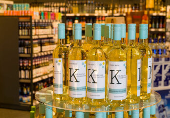 Eigener Wein: Diesen Rebensaft vermarkten die Familien Küver und Knauer gemeinsam.
