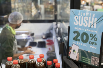 Auch in Brasilien angesagt: Sushi, frisch im Markt produziert. 