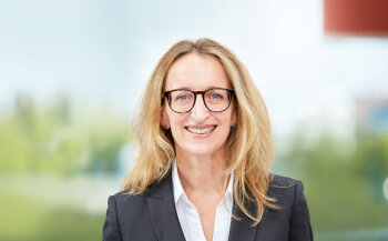 Kerstin Erbe ist seit August 2016 Geschäftsführerin für das Ressort Produktmanagement bei der dm. Daneben ist sie verantwortlich für rund 150 dm Märkte in Südhessen – unter anderem in Frankfurt/Main.