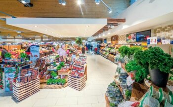 Mit einer Kräuterecke zu Beginn der Obst- und Gemüseabteilung stimmt der Markt die Kunden auf das reichhaltige Angebot ein.