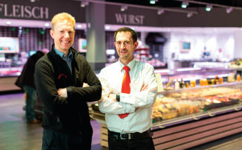 Haben gut lachen: Geschäfts führer Peter Dornseifer und Daniel Gilles, Marktleiter in Kreuztal.