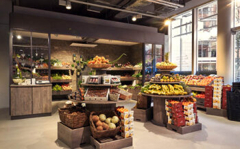 Eine Art Gewächshaus als Shop-in-Shop-Element präsentiert Obst und Gemüse.