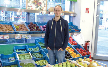 Moritz Franken, ehrenamtlicher Helfen im Rauental, in einem türkischen Supermarkt in Koblenz.