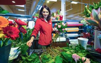 Die 50 qm große Blumenabteilung ist das Reich von Floristin Nafia Mejri. Sie hat sogar schon Brautsträuße gebunden.