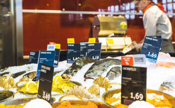 Frischer Fisch darf bei der kaufkräftigen Kundschaft in Praunheim im Angebot nicht fehlen. Der Anteil am Umsatz beträgt 1,8 Prozent.