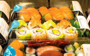 Sushi liegt im Trend. Ein Konzessionär produziert nach Kundenwunsch.