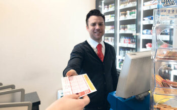Für Eilige bietet der Toto- Lotto-Kiosk mit eigener Kasse Tabakwaren und Spirituosen, daneben ein großes Angebot gekühlter Getränke.