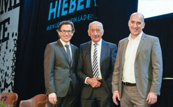 Die Gastgeber (v. r.) Dieter und Jörg Hieber erlebten einen in seiner Rede zur Kritik aufgelegten Edeka- Chef Markus<br />
Mosa.