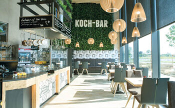 Als „Treffpunkt für Feinschmecker neben der Bedienungstheke“ wird die Koch- Bar im Sonderhandzettel des E-Centers beworben.