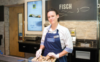 Fischverkäuferin Monika Donaubauer bietet auch Felsenaustern für 1,99 Euro pro Stück an.