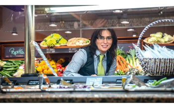 Hacer Öztürck schaut als Marktleiterin überall nach dem Rechten, auch an der Salatbar