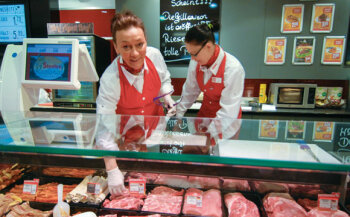 Die Fleischtheke mit Kikok-Geflügel, heißer Theke, Dry- Aged-Beef-Reifeschrank, Fleisch vom Limousin- Rind und vom Duroc-Schwein.