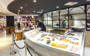 Fischtheke im Einkaufscenter Massen: Hier wird auf Klasse statt Masse gesetzt. Die Frischeabteilungen steuern 20 Prozent zum Gesamtumsatz bei – Tendenz steigend.