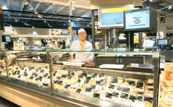 An der Käsetheke, gebaut als Rondell, finden sich hier auch Antipasti und SB-Käse. Ludmilla Doberstein verkauft Käse mit Begeisterung.