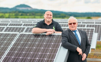 Die Fotovoltaikanlage ist Teil des ökologischen Energiekreislaufs im Salacher Markt von Firmengründer Manfred Gebauer (r.) und Sohn Jens.