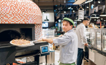 Eine Pizza aus dem 485 Grad heißen italienischen Mosaik-Kuppelofen.