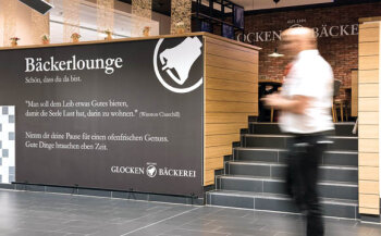 Lounge-Charakter: Die Glockenbäckerei lädt räumlich abgetrennt zur gemütlichen Kaffee Stunde.