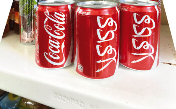 Coca-Cola: Ein Symbol für den Massenmarkt, hier in einem iranischen Kiosk. Auch wenn die koffeinhaltige Brause nicht im Land produziert wird, so kann es sich die Bevölkerung doch finanziell leisten, aus Saudi Arabien importierte Dosen Drinks zu genießen.