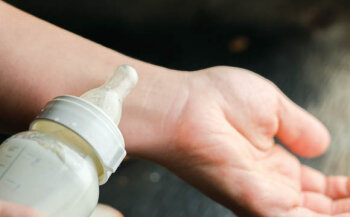 Die Milchtemperatur lässt sich prüfen, indem man ein paar Tropfen auf sein Handgelenk gibt.