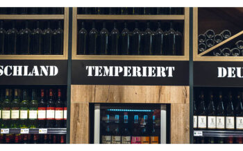 Wohltemperiert: Der Weinkühlschrank sorgt für die richtige Weintemperatur. Weine können hier am großen Verkostungstisch auch verkostet werden.