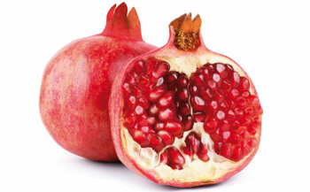 Der Granatapfel hat einen Durchmesser von bis zu 10 cm. Die essbaren, kantigen Samen befinden sich in Kammern.