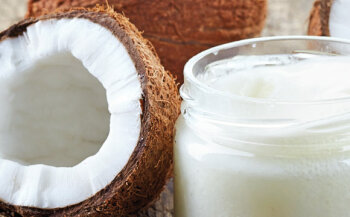 Kokosöl: Kokosöl gilt als sehr bekömmlich, ist cholesterinfrei und bildet beim Erhitzen keine schädlichen Transfettsäuren. Außerdem ist es gut für Haut und Haare.