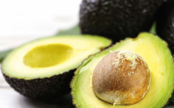 Avocado: Avocados enthalten ungesättigte Fettsäuren, Kalium und Vitamin E und gelten als Mittel gegen Bluthochdruck, hohe Cholesterinwerte und oxidativen Stress.