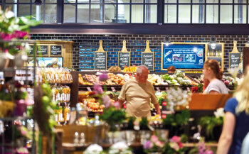 Herzstück des Marktes: Die Obst- und Gemüseabteilung liegt in der Mitte der Verkaufsfläche.