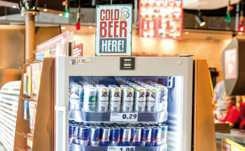 Kühler Impuls: Kalte Getränke an der Kasse, nicht nur für To-go Kunden.
