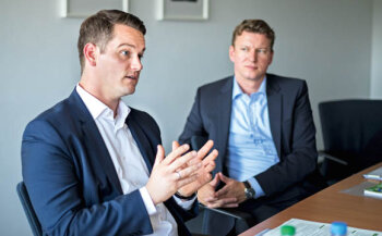 Florian Kempf, Leiter Energiemanagement bei Aldi Süd (l.), und Group Buying Director Philipp Skorning im Gespräch über das Nachhaltigkeits-Engagement von Aldi Süd.