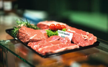 Angerichtet nur für das Foto: Das Fleisch des Dexter Hausrinds ist trotz des hohen Preises bei den Kunden begehrt und bereits vorbestellt.