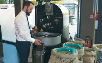 Direkt im Markt wird Kaffee individuell gemischt und geröstet.