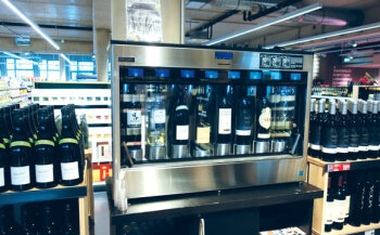 Ob ein Wein schmeckt, testen Kunden an der Probierstation.