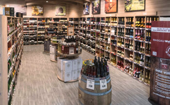 Die Weinabteilung ist eine der vier Angebotssäulen. Parallel besteht ein Online-Shop mit mehr als 700 Weinen.