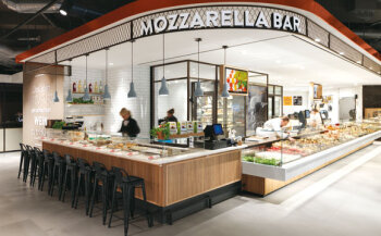 Angebunden an die Käsetheke ist die Mozzarella-Bar mit zwölf Plätzen zum Direktverzehr.