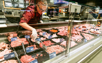 Großes Lob fürs Hessenring eigene Fleischwerk: Göbels Fleisch-Bedienungstheke ist Anziehungspunkt im Markt.
