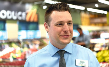 Zade Cawley, Store-Manager in White Rock, begann als Einpacker, jetzt ist er vor allem Mitarbeiter-Motivator.
