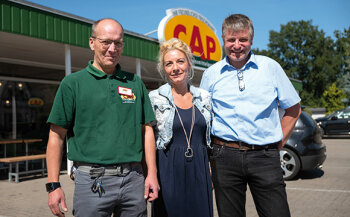 Fans des CAP-Marktes (v. l.): Torsten Spitzer (stellvertretender CAP-Marktleiter), Bettina Freese (Dezernentin AWO), Klaus Schmidt (Geschäftsführer AWO).