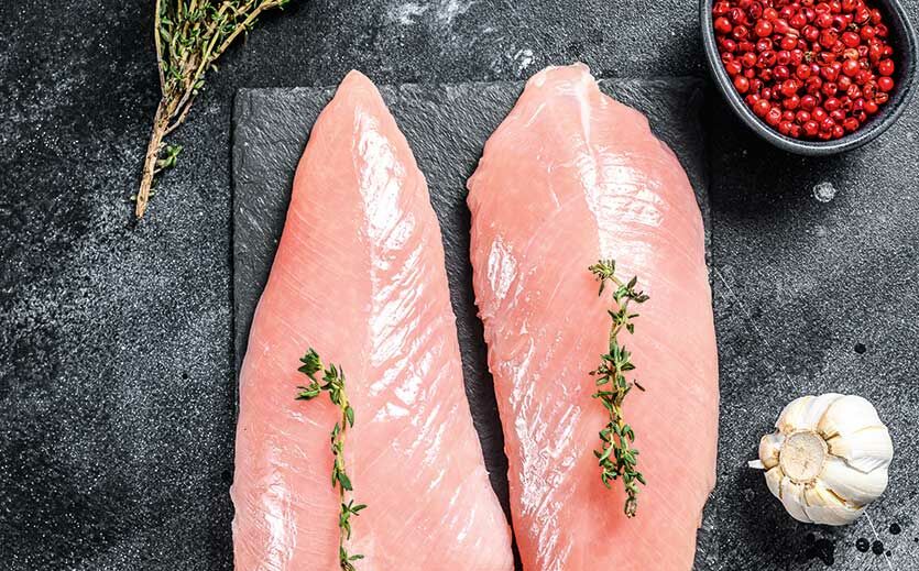 Geflügelfleisch gehört zum Pflichtsortiment in der Frischetheke. Damit es hygienisch einwandfrei und „sicher“ ist, sind einige Regeln zu beachten.
