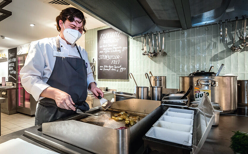  Koch Jan Böckner steht immer unter Beobachtung: Er bereitet Gerichte vor den Augen der Kunden zu.